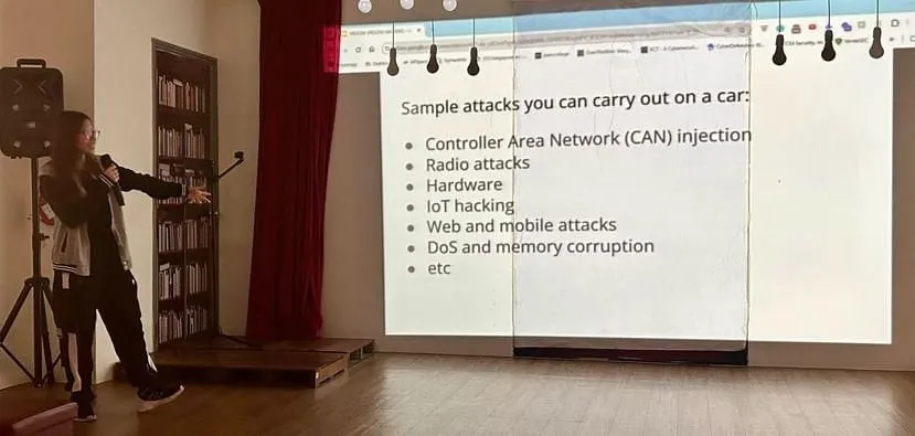 Image of Shiau Huei sharing about car hacking